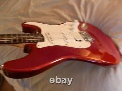 Guitare Fender Stratocaster Candy Apple Red HSS Squier avec Extras NOS Minty