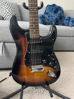 Guitare Stratocaster HSS de la série Affinity / Ampli Fender Frontman 15G, Étui