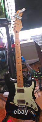 Guitare électrique Fender Stratocaster à corps plein, 6 cordes, pour droitier, noire/blanche. Fabriquée au Mexique (MIM)