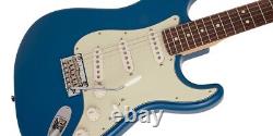 Guitare électrique Fender Stratocaster de la série Hybrid II Made in Japan, couleur Forest Blue.
