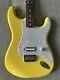 Guitare électrique Fender Tom Delonge Stratocaster Graffiti Yellow. Édition Limitée
