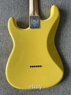 Guitare électrique Fender Tom DeLonge Stratocaster Graffiti Yellow. Édition limitée