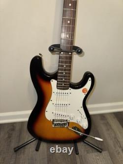 Guitare électrique Squier Affinity Series Stratocaster avec étui et support
