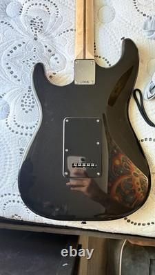Guitare électrique Squier Affinity Stratocaster HSS noire métallisée avec touche en laurier