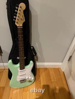 Guitare électrique Squire à vendre / housse de transport incluse. Neuve. Déballée.