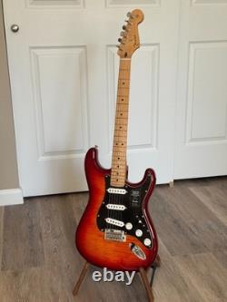 Guitare électrique Stratocaster Plus Top, touche en érable, finition Aged Cherry Burst avec étui