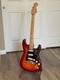 Guitare électrique Stratocaster Plus Top, Touche En érable, Finition Aged Cherry Burst Avec étui