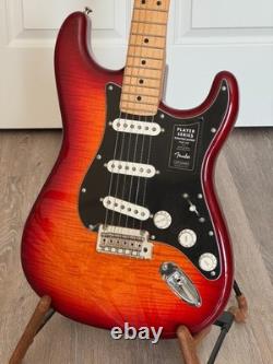 Guitare électrique Stratocaster Plus Top, touche en érable, finition Aged Cherry Burst avec étui