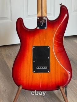 Guitare électrique Stratocaster Plus Top, touche en érable, finition Aged Cherry Burst avec étui