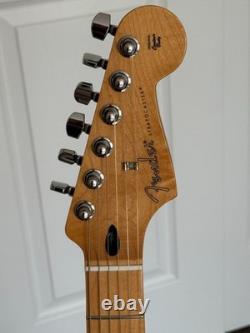Guitare électrique Stratocaster Plus Top, touche en érable, finition Aged Cherry Burst avec étui