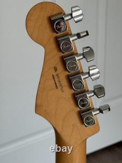 Guitare électrique Stratocaster Plus Top, touche en érable, finition Aged Cherry Burst avec étui