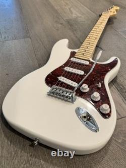 Guitare électrique blanche style ST personnalisée avec pickguard écaille de tortue et micros SSS