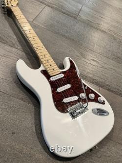 Guitare électrique blanche style ST personnalisée avec pickguard écaille de tortue et micros SSS