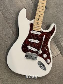 Guitare électrique blanche style ST personnalisée avec pickguard écaille de tortue et micros SSS