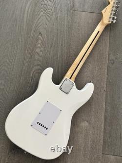 Guitare électrique blanche style ST personnalisée avec pickguard écaille de tortue et micros SSS