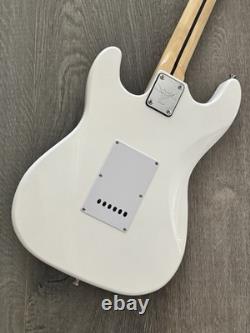 Guitare électrique blanche style ST personnalisée avec pickguard écaille de tortue et micros SSS