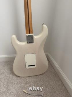 Guitare électrique solidbody Fender Player II Stratocaster HSS White Blonde