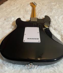 Guitare réplique de la Stratocaster noire de David Gilmour sur mesure