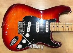 Lecteur Fender Stratocaster Série Plus Haut Aged Cerise Burst Flame Maple