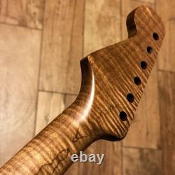 Manche Stratocaster en érable ondé torréfié finition satinée, compatible avec un corps Warmoth/Fender 0SMF