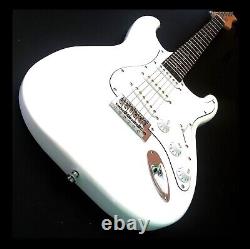 NOUVEAU DANS LA BOÎTE ? Guitare Électrique Style Fender Stratocaster + Étui Souple + Sangle