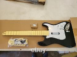 NOUVELLE XBOX 360 Rock Band Fender Stratocaster sans fil Harmonix dans une boîte froissée #YY4