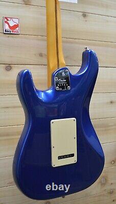 Nouvelle Fender American Ultra Stratocaster avec touche en érable, couleur Cobra Blue, avec étui.
