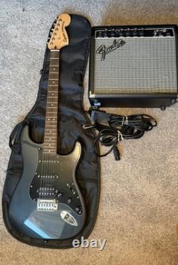 Pack de démarrage de guitare électrique Squier par Fender Stratocaster avec ampli Frontman 15G