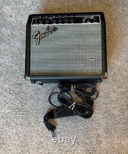 Pack de démarrage de guitare électrique Squier par Fender Stratocaster avec ampli Frontman 15G