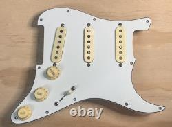 Pickguard Stratocaster chargé Sweet 50s, micros bobinés à la main, treble bleed, Alnico 2, CTS