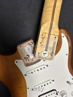 RARE 2012 Fender Select Stratocaster État Neuf en Showroom Avec Étui Original & Accessoires