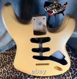 Remplacement Strat américain en aulne avec blindage, 4,2 lb, fini satin nitro couleur sable dessert
