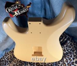 Remplacement Strat américain en aulne avec blindage, 4,2 lb, fini satin nitro couleur sable dessert Remplacement Strat américain en aulne avec blindage, 4,2 lb, fini satin nitro couleur sable dessert