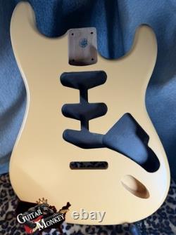 Remplacement Strat américain en aulne avec blindage, 4,2 lb, fini satin nitro couleur sable dessert