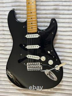 Réplique personnalisée de la Black Stratocaster de David Gilmour avec étui rigide