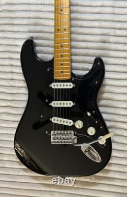 Réplique personnalisée de la Black Stratocaster de David Gilmour avec étui rigide