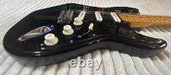 Réplique personnalisée de la Black Stratocaster de David Gilmour avec étui rigide