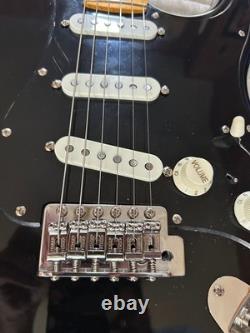 Réplique personnalisée de la Black Stratocaster de David Gilmour avec étui rigide