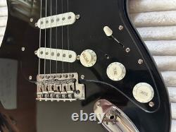 Réplique personnalisée de la Black Stratocaster de David Gilmour avec étui rigide