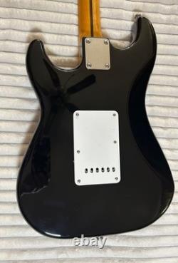 Réplique personnalisée de la Black Stratocaster de David Gilmour avec étui rigide