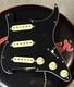 Sh Guitarworks Pickguard Charg&eacute; Sss Pour Stratocaster Custom &agrave; Micros Bobin&eacute;s &agrave; La Main Et C&acirc;blage Usa