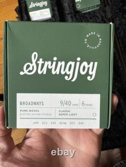 Squier Affinity Series Stratocaster Noir Perle avec étui Gator et accessoires