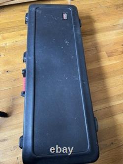 Squier Affinity Series Stratocaster Noir Perle avec étui Gator et accessoires