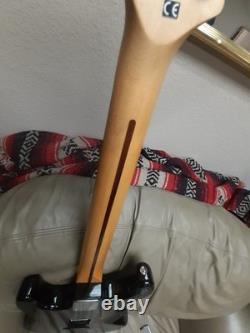 Squier Fender Stratocaster Standard édition spéciale noire et chrome miroir HSS À LIRE