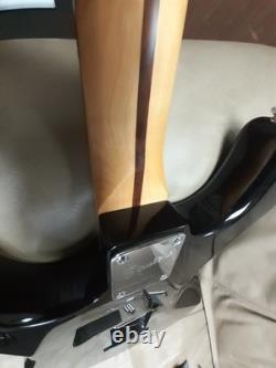 Squier Fender Stratocaster Standard édition spéciale noire et chrome miroir HSS À LIRE