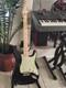 Squier Fender Stratocaster Noire Avec Pickguard Vert Menthe, &eacute;lectronique Am&eacute;lior&eacute;e