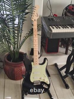 Squier Fender Stratocaster noire avec pickguard vert menthe, électronique améliorée