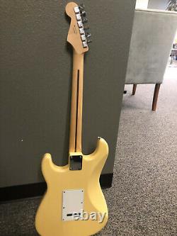 Stratocaster De Joueur Fender Jaune Avec Nouveau Sac De Gig Fender