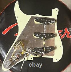 Véritable Fender Vintera 50's Modified Stratocaster SSS Chargé Pickguard NEUF